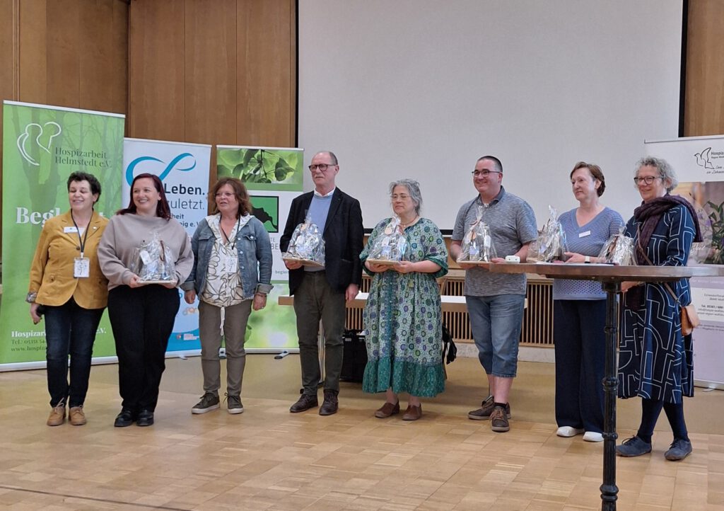 Die Referierenden und Workshop-Leitenden sowie die Koordinatorinnen Claudia Baderschneider und Petra Campe sin im Bild zu sehen.