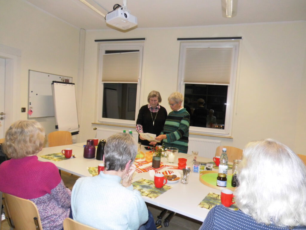 Die Leiterinen und Teilnehmerinnen der Trauercafe in Gruppenraum.