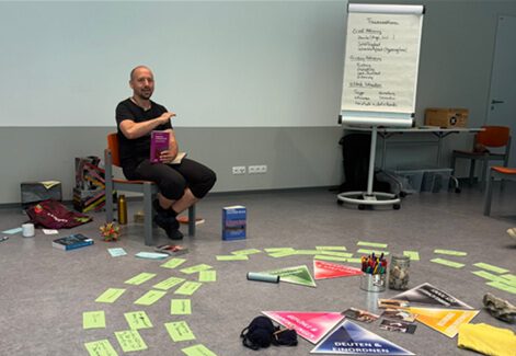 Referent Jan Möllers steht während des Workshops neben einem Flipchart und Präsentationsmaterialien.