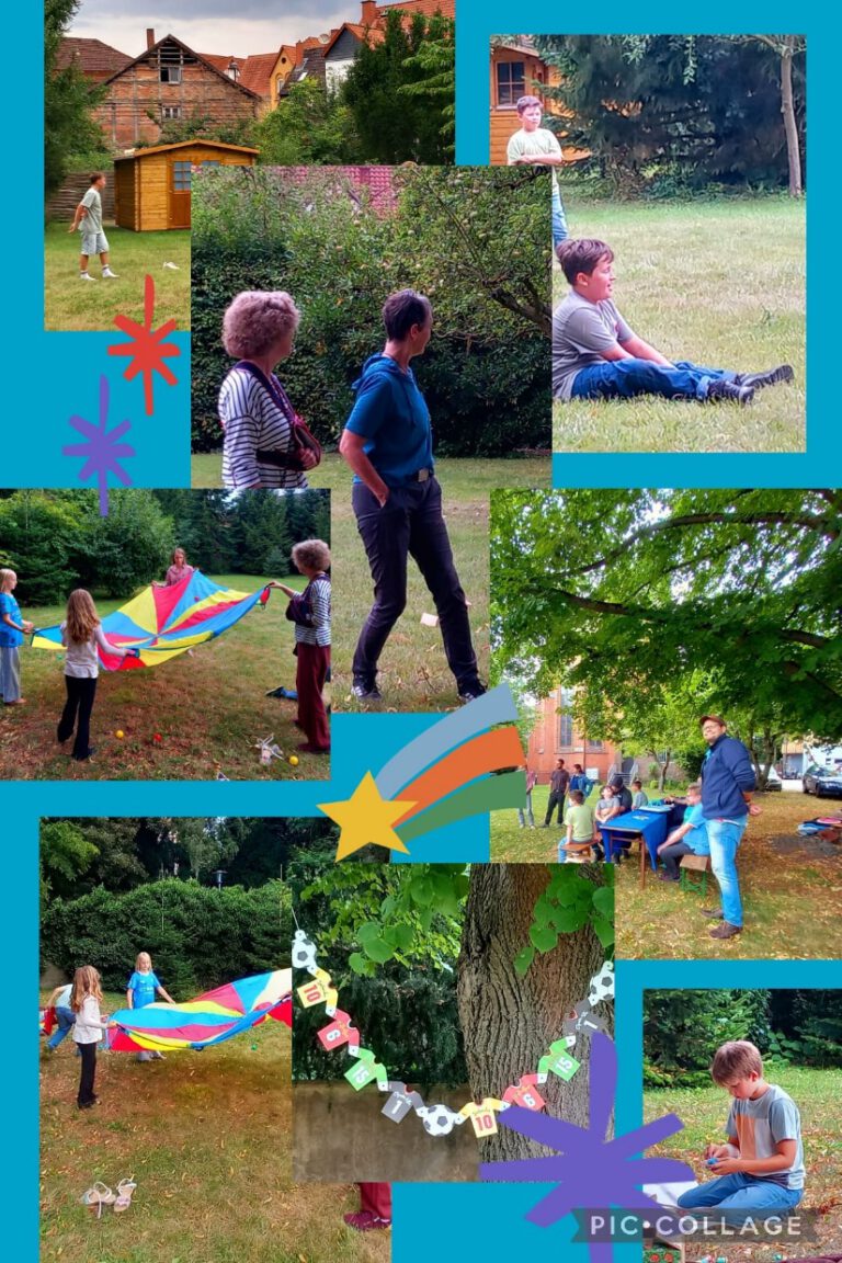 Mehrere Kinder spielen gemeinsam im Grünen des Theresiengartens. Sie bewegen sich fröhlich zwischen Bäumen und Pflanzen und sind in ein gemeinsames Gartenspiel vertieft.